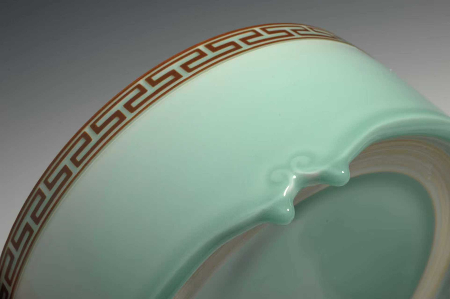 Longquan celadon work by Su Wei