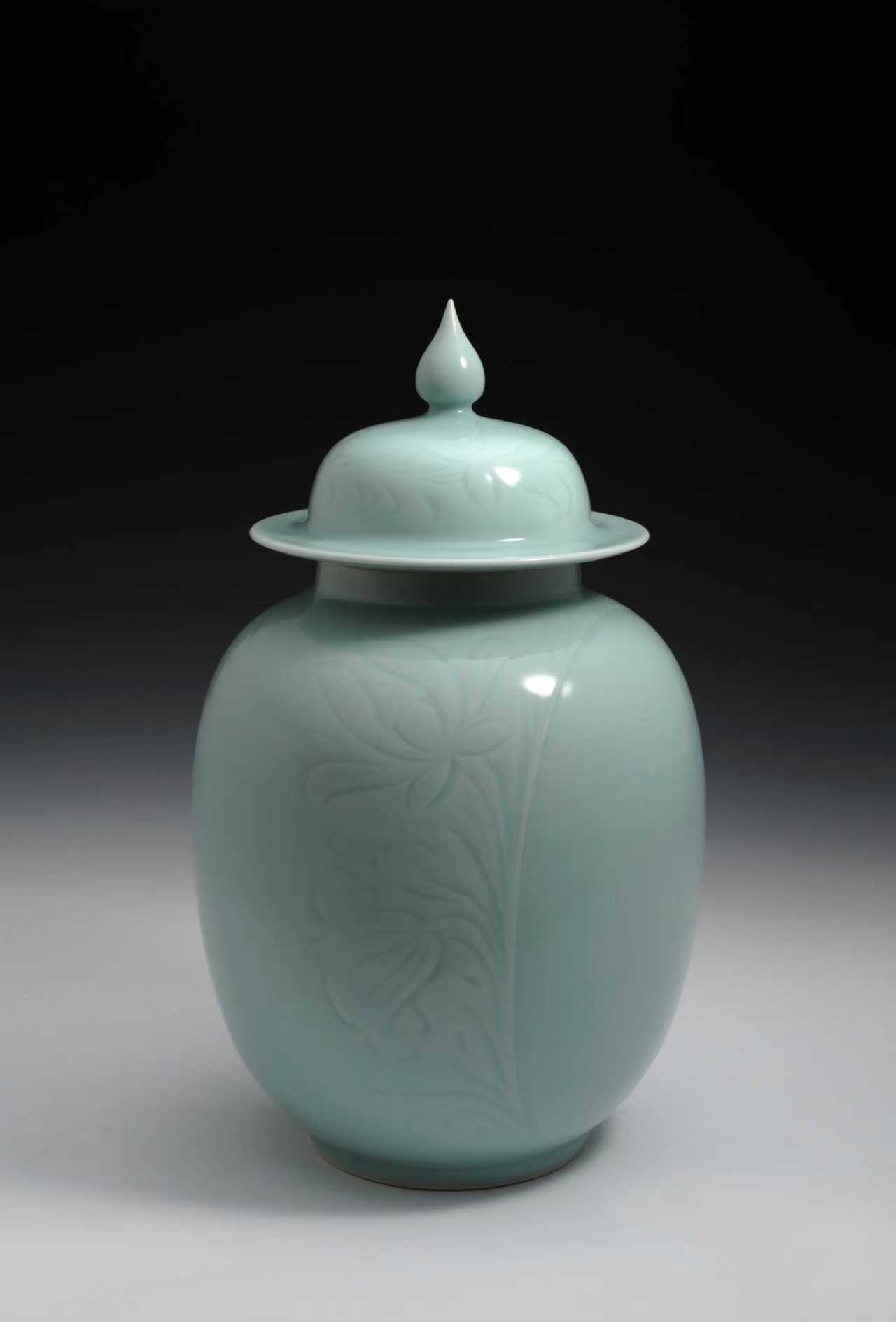 Longquan celadon work by Su Wei